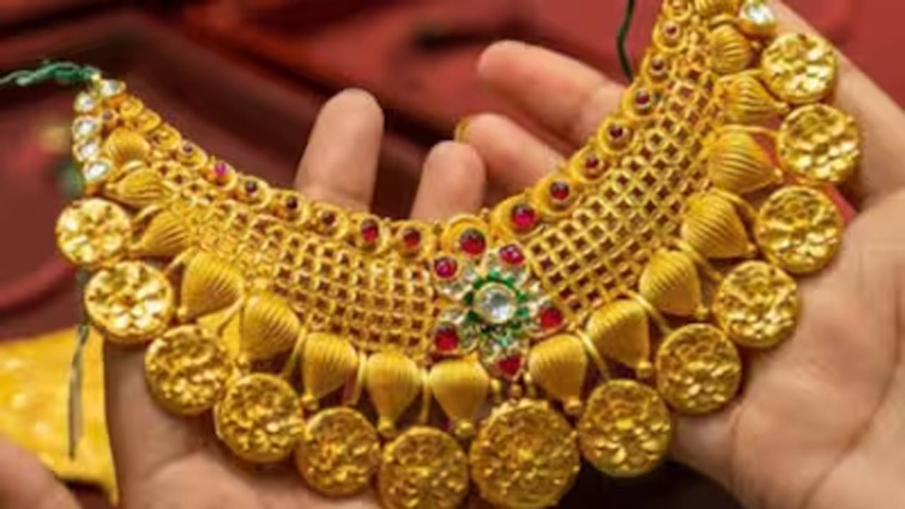 Gold Rates: గోల్డ్ లవర్స్‌కు ఊరట.. నేటి పసిడి ధరలు ఇలా..!