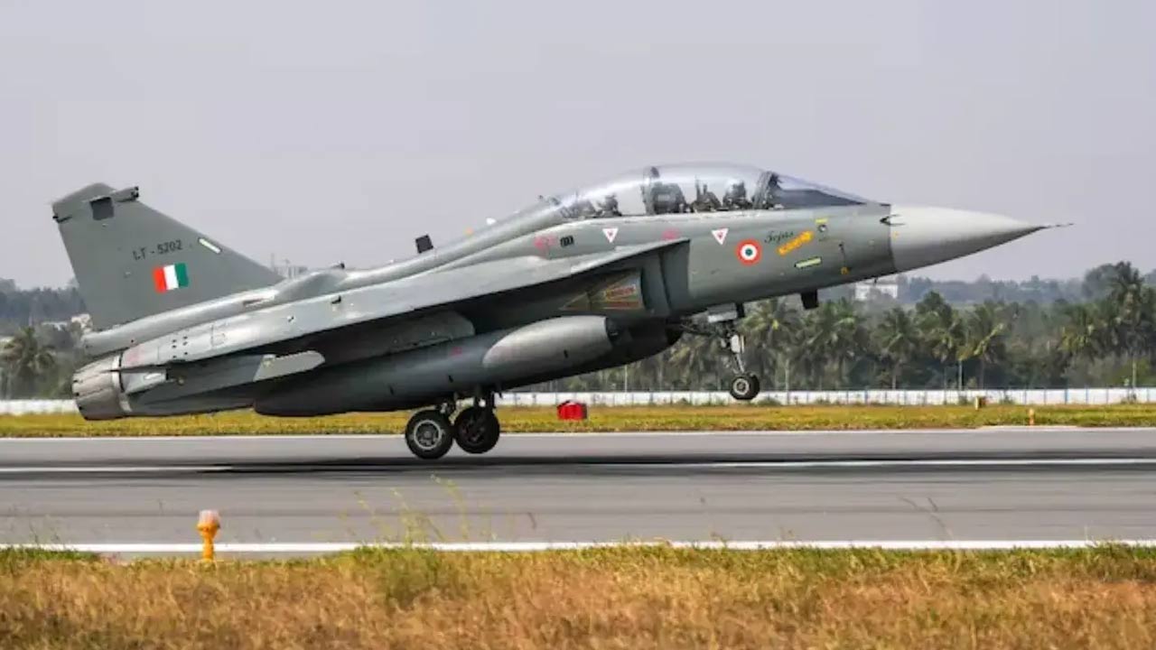 Tejas Mk-1A: భారత అమ్ముల పొదిలోకి తేజస్ కొత్త మార్క్.. శత్రుదేశాలు వణకాల్సిందే..