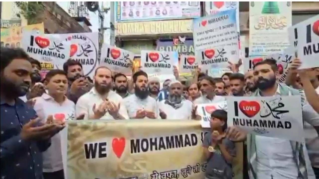 UP: ‘ఐ లవ్ ముహమ్మద్’ నిరసనలపై ఉక్కుపాదం.. యూపీ మతాధికారి అరెస్ట్