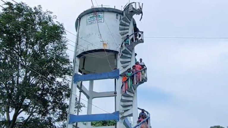 Indiramma Housing Scheme: ఇందిరమ్మ లిస్ట్‌లో పేర్లు తొలగించారని నిరసన.. వాటర్ ట్యాంక్ ఎక్కిన మహిళల!