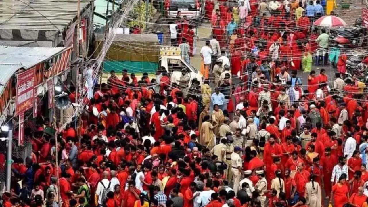 Indrakeeladri: ఇంద్రకీలాద్రికి పోటెత్తిన భక్తులు.. తిరుపతి తరహాలో భక్తులకు ఏర్పాట్లు!