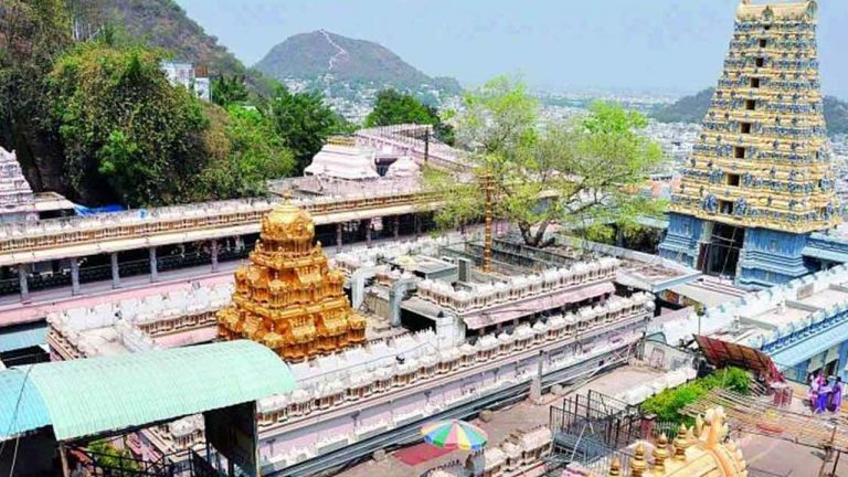 Kanaka Durga Temple: కనకదుర్గమ్మ దర్శనానికి వెళ్తున్నారా.. ఇకపై వీరికి నో ఎంట్రీ..