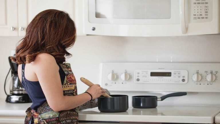 Kitchen Safety Tips: కిచెన్‌లో తెలిసీ తెలియక ఇవి చేస్తే.. ఫుడ్ పాయిజన్ అవుతుందంటా!