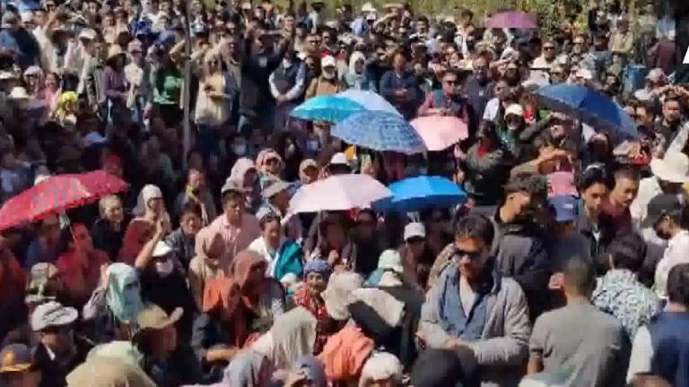 Ladakh: రాష్ట్ర హోదా కల్పించాలని లడఖ్‌లో నిరసనలు.. బీజేపీ ఆఫీస్ దగ్ధం