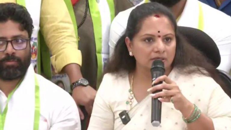 MLC Kavitha: సొంత చెల్లిపై కుట్రలు జరుగుతుంటే.. కేటీఆర్ స్పందించరా?