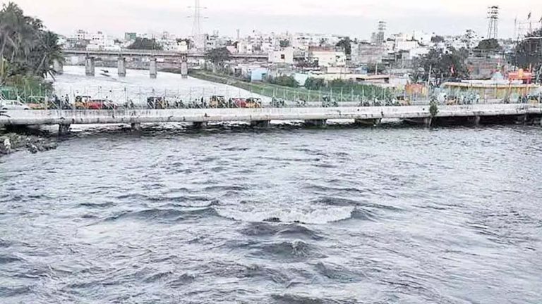 Moosarambagh Bridge: మూసీకి పెరిగిన వరద.. ముసరాంబాగ్ బ్రిడ్జి మూసివేత..