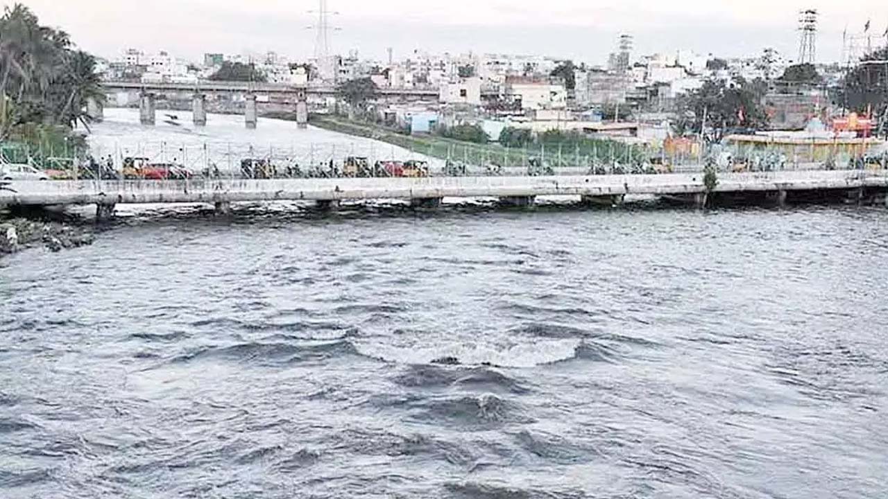 Moosarambagh Bridge: మూసీకి పెరిగిన వరద.. ముసరాంబాగ్ బ్రిడ్జి మూసివేత..