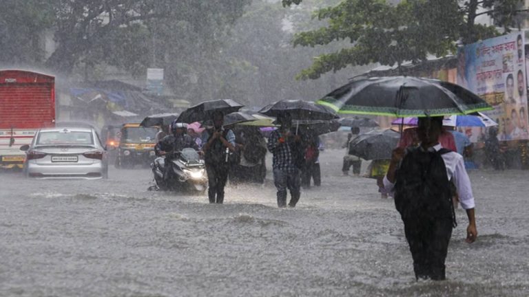 Mumbai Rains: ఆర్థిక రాజధాని ముంబైను ముంచెత్తిన భారీ వర్షం.. రోడ్లు జలమయం