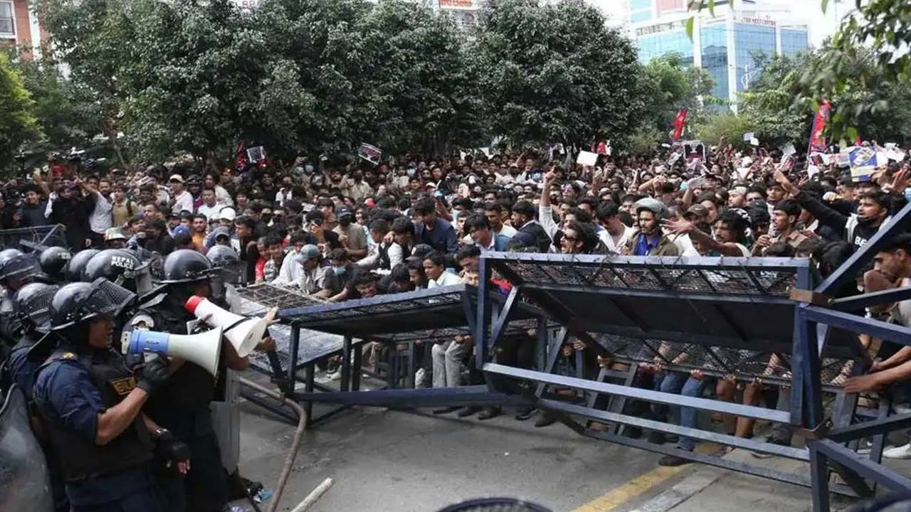 Nepal Protests 2025: నేపాల్‌ పార్లమెంట్‌లోకి దూసుకొచ్చిన నిరసన కారులు.. నిరసన జ్వాలల్లో ఎంత మంది చనిపోయారంటే..