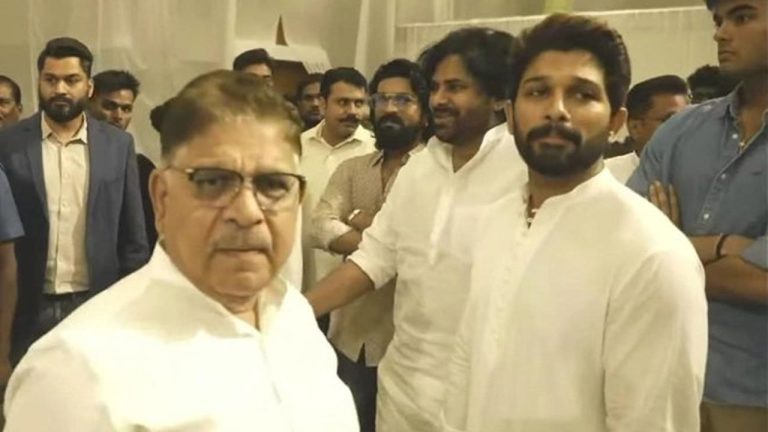 Pawan Kalyan : అల్లు అర్జున్ ఇంట్లో పవన్ కల్యాణ్‌, అకీరా..!