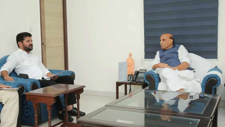 CM  Revanth Reddy : రాజ్‌నాథ్‌తో సీఎం రేవంత్ భేటీ.. తెలంగాణకు రక్షణ శాఖ భూములు.!