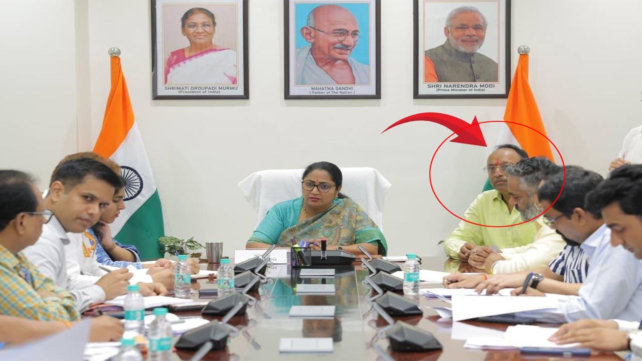 Rekha Gupta-AAP: ప్రభుత్వ సమీక్షలకు సీఎం రేఖా గుప్తా భర్త హాజరు.. ఆప్ తీవ్ర విమర్శలు