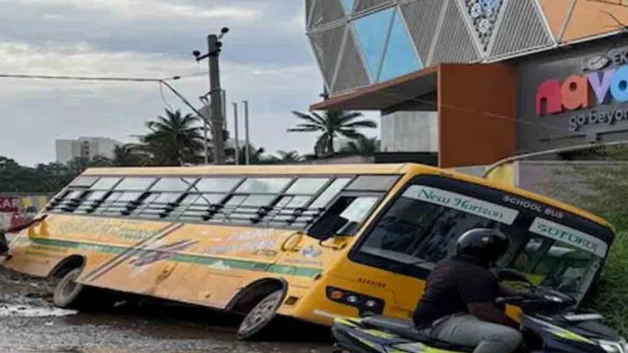 Bengaluru:  భారీ గుంతలో పడిన స్కూల్ బస్సు…  తృటిలో తప్పిన పెన ప్రమాదం