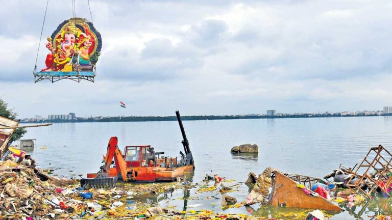 Hyderabad:  హుస్సేన్ సాగర్ లో పేరకు పోయిన వ్యర్థాలు ఎంతంటే..?