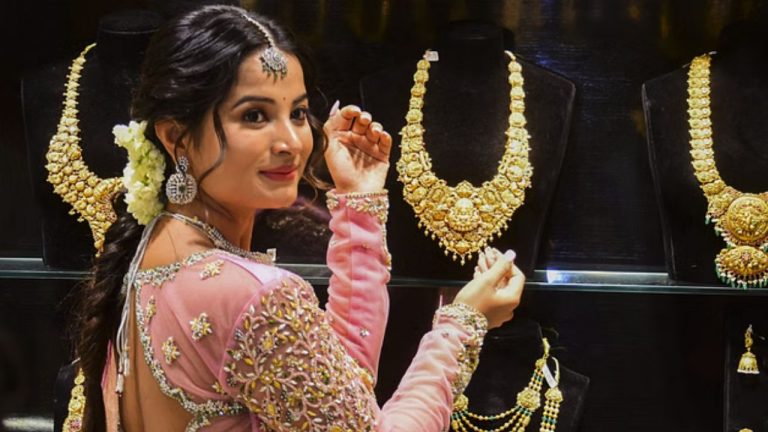 Gold Rates: దేశంలో భారీగా పెరగనున్న బంగారం వెండి ధరలు.. కారణం ఇదే…