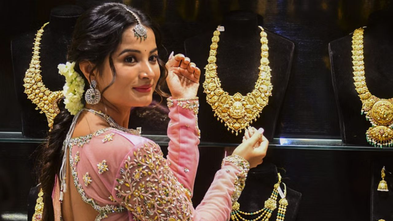 Gold Rates: దేశంలో భారీగా పెరగనున్న బంగారం వెండి ధరలు.. కారణం ఇదే…