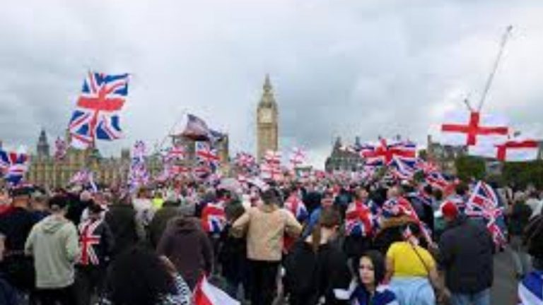 Anti Immigration: లండన్ లో యాంటీ ఇమిగ్రేషన్ ర్యాలీ… భారీగా రోడ్లపైకి వచ్చిన జనం..