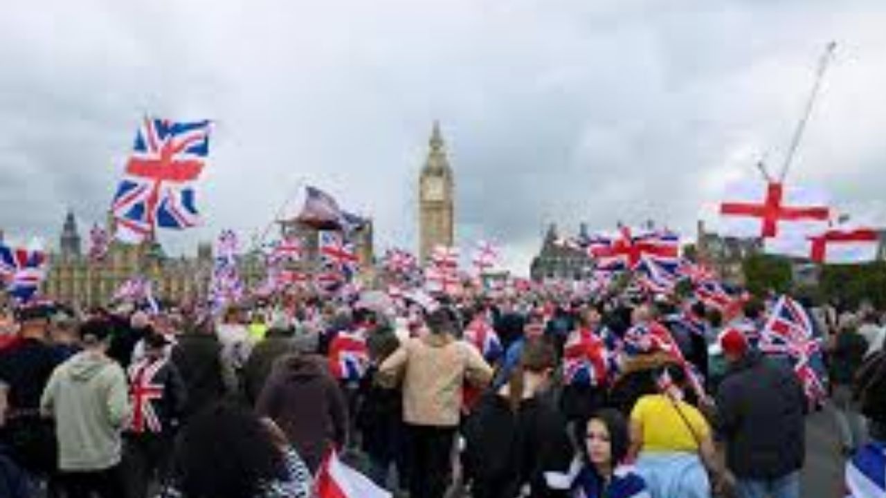 Anti Immigration: లండన్ లో యాంటీ ఇమిగ్రేషన్ ర్యాలీ… భారీగా రోడ్లపైకి వచ్చిన జనం..