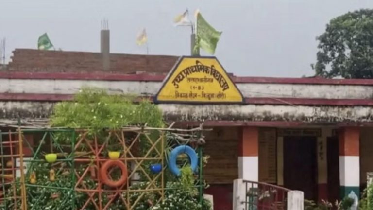 National Flag:  ఉత్తర్ ప్రదేశ్ లో జాతీయ జెండాకు అవమానం.. త్రివర్ణ పతాకాన్ని తొలగించి….