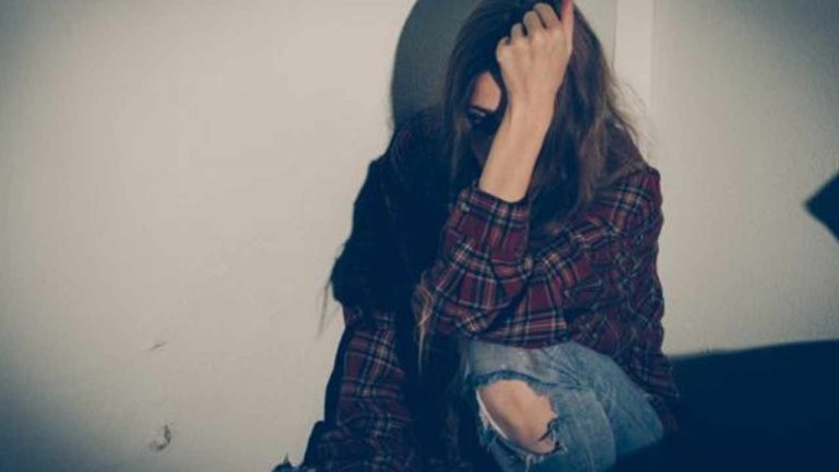 Smuggling : బ్యాంకాక్ నుంచి వచ్చిన యువతి లగేజ్‌లో బయటపడ్డ ఆ ప్యాకెట్లు