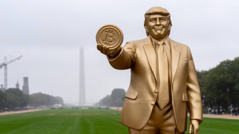 Trump Statue: ఇదేందయ్యా ఇది.. బతికి ఉండగానే అమెరికా అధ్యక్షుడికి బంగారు విగ్రహం!
