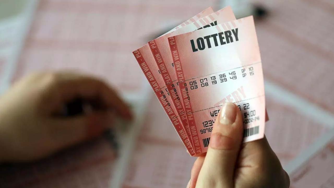UP Man Wins Lottery: 30 ఏళ్ల యువకుడికి రూ.34 కోట్ల బహుమానం.. దుబాయ్‌లో యూపీ యువకుడి అదృష్టం..
