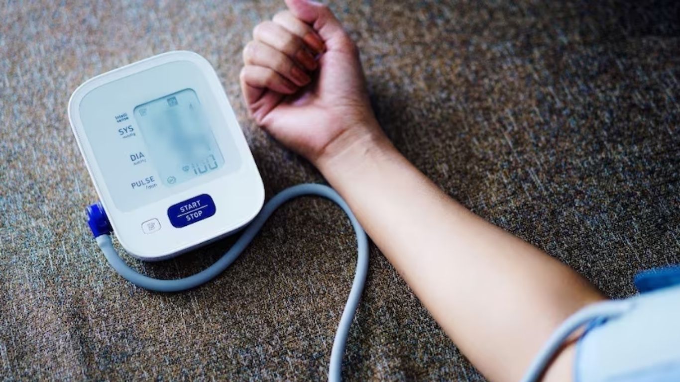 Madyapradesh: గవర్నర్ కి బీపీ చెక్ చేస్తుండగా ఆగిపోయిన మిషన్.. అధికారుల నిర్లక్ష్యం