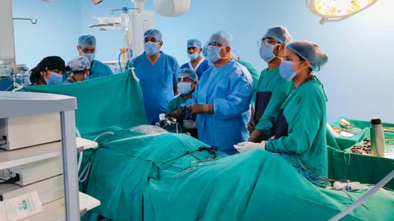 Uttar pradesh: 13 లీటర్ల నీటితో నిండిన యువకుడి కిడ్నీ.. శస్త్రచికిత్స చేసి..