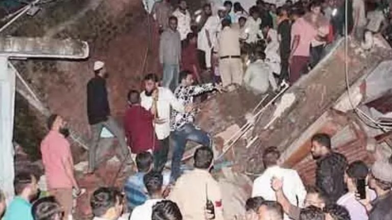 Madyapradesh: ఘోర ప్రమాదం.. ఇండోర్ లో భవనం కూలి ఇద్దరు సజీవ సమాధి