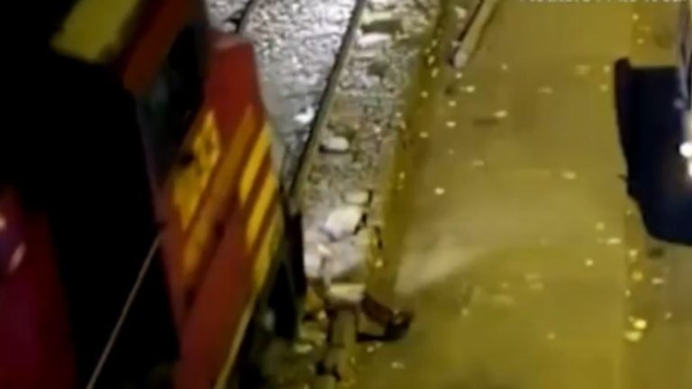 Viral video: రైలు కింద పడుకున్నా ఏం కాలేదంటే… నువ్వు నిజంగా దేవుడివి స్వామి..