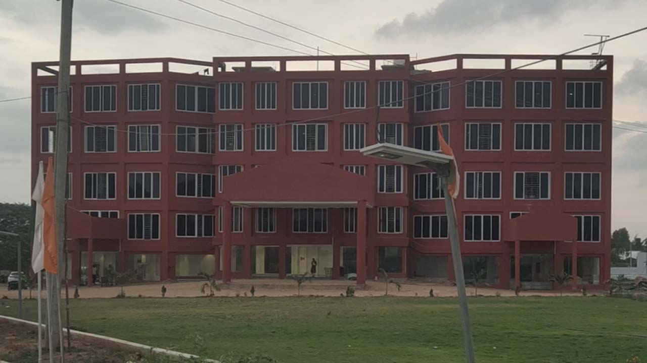 Veritas Sainik School: వెరీటాస్ సైనిక్ స్కూల్ లో కీచకుడు.. విద్యార్థినిపై అత్యాచారయత్నం చేసిన తెలుగు టీచర్