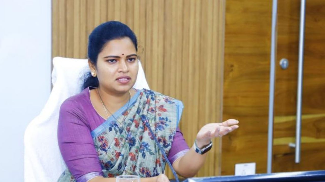 Vidadala Rajini: వైసీపీ డిజిటల్ బుక్‌ యాప్‌లోనే.. మాజీ మంత్రి విడదల రజినిపై ఫిర్యాదు!