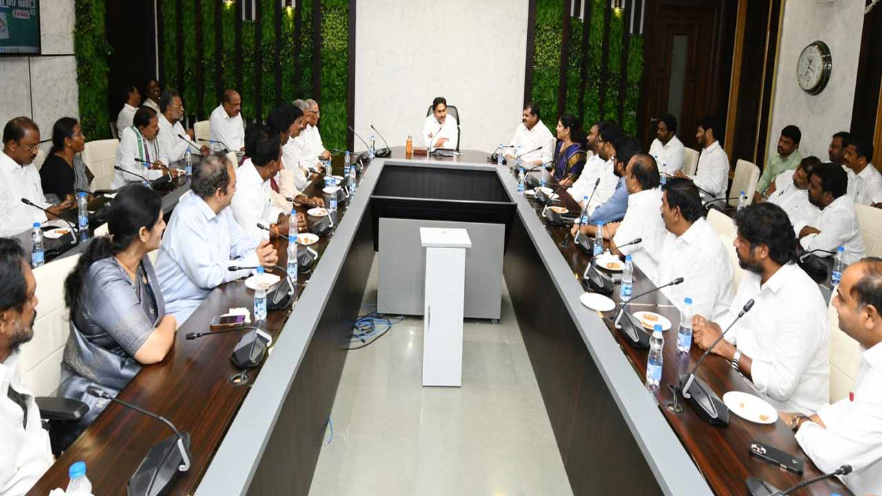 YS Jagan: వైసీపీ శాసనసభాపక్ష సమావేశం.. నేతలకు జగన్‌ దిశానిర్దేశం..