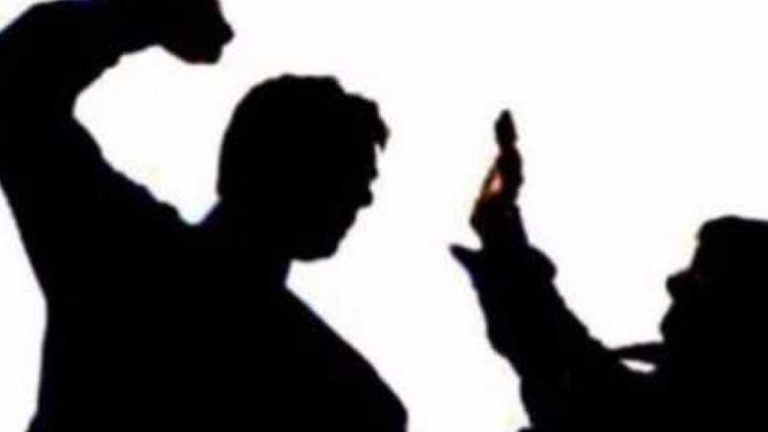 HM Attack on Teacher: మందు కొట్టి స్కూల్‌కి.. ఇంగ్లీష్‌ టీచర్‌పై హెచ్‌ఎం దాడి..