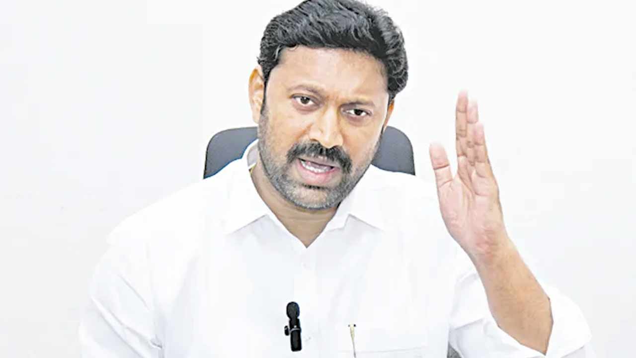 MP Avinash Reddy: రాష్ట్రంలో విద్య, వైద్యం నిర్వీర్యం.. ఎస్పీ, డీఎస్పీ చేతుల్లో ఏం లేదు ఎమ్మెల్యేలదే పెత్తనం..