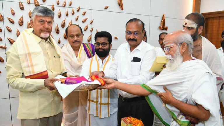 CM Chandrababu: దసరా మహోత్సవాలకు రండి.. సీఎంకు కనకదుర్గ ఆలయం అధికారుల ఆహ్వానం..