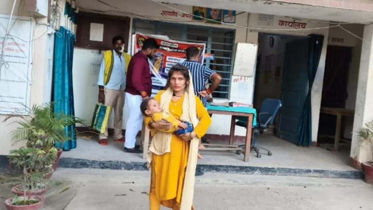 Cheating: ట్రైన్ లో పరిచయం ప్రేమగా మారి.. పెళ్లి చేసుకుంది.. ఇప్పుడు 11 నెలల బిడ్డతో పోలీస్ స్టేషన్ కు