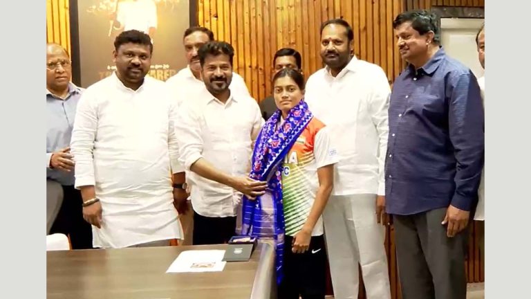 CM Revanth Reddy: మహిళా ఆర్చరీ ఛాంపియన్ చికితను అభినందించిన సీఎం రేవంత్ రెడ్డి