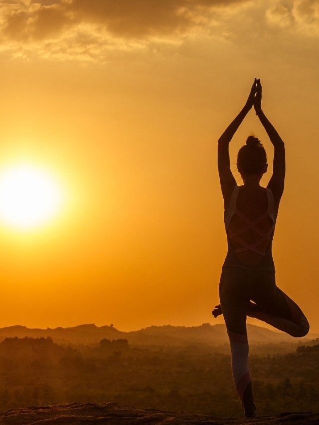 రోజూ సూర్య నమస్కారం చెయ్యడంతో  ఆరోగ్యం, ఆనందం, అభివృద్ధి అని తెలుసా..