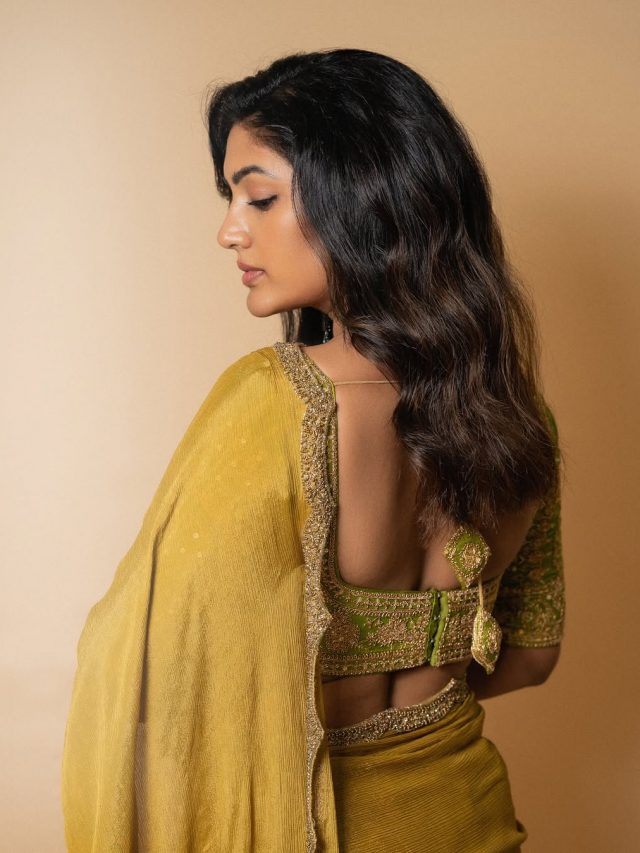 సాంప్రదాయం-స్టైల్ కలబోతగా మెరిసిన ఈషా రెబ్బా