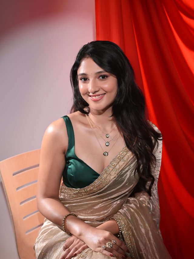 సారీలో రితిక నాయక్ ఎలిగెన్స్ - తెలుగు అందం యొక్క సౌందర్యం!