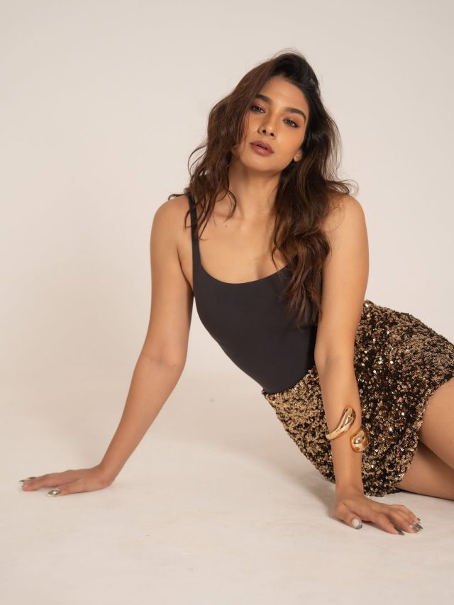 నటాషా భరద్వాజ్ స్టైల్ రచ్చ.. గ్లామరస్ లుక్స్‌తో వైరల్ క్వీన్