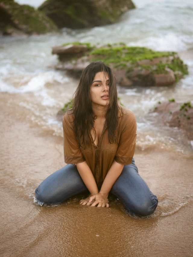 బీచ్ లో చిల్ అవుతున్న సంయుక్త మీనాన్