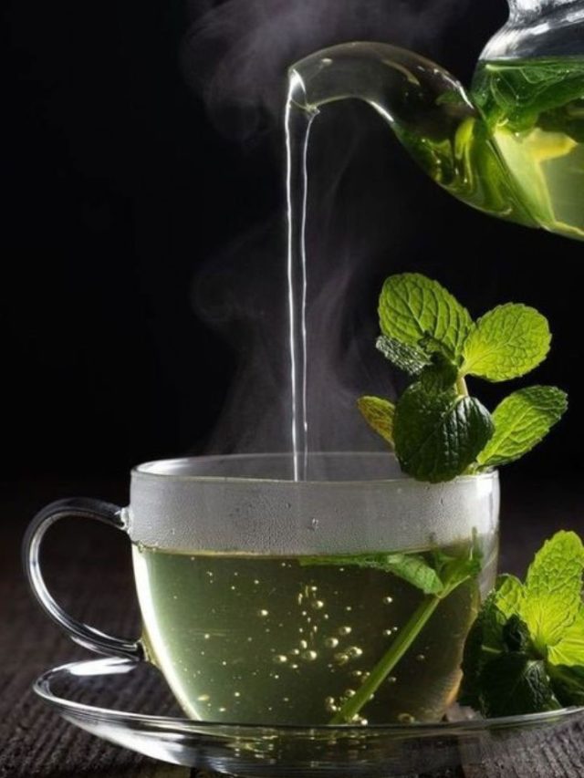 ఆరోగ్యం లో ఒక అడుగు ముందుకు సాగాలంటే గ్రీన్ టీ సిప్ తాగాల్సిందే మరి...