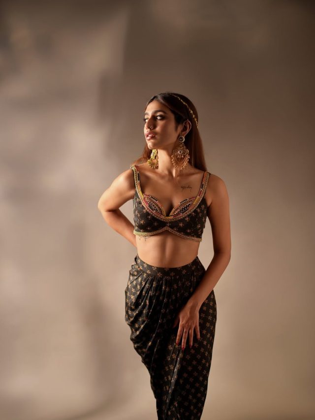 ప్రియా ప్రకాష్ వారియర్ బ్లాక్ డ్రెస్ మాయ, ఎలిగెంట్ లుక్‌లో మెరిసిన అందం