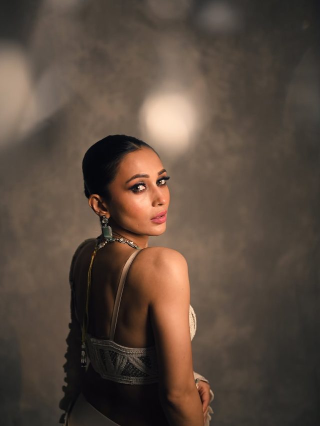 చందమామలా మిమీ చక్రవర్తి కొత్త హాట్ అండ్ ఎలిగెంట్ డ్రెస్