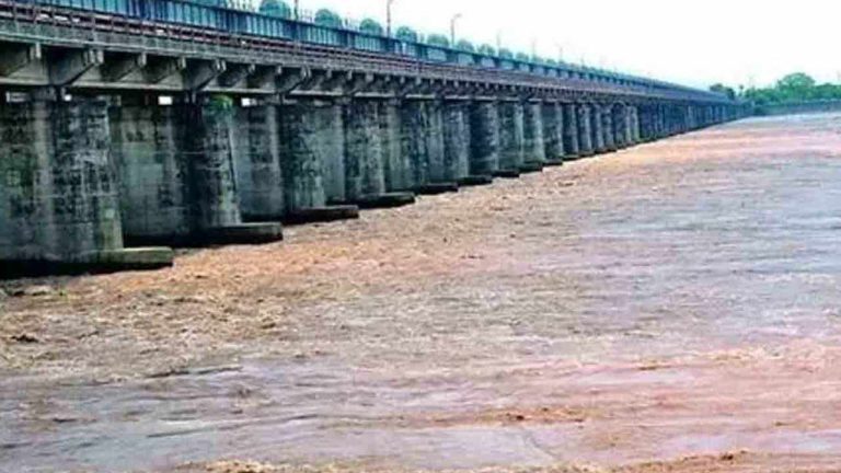 Dowleswaram Barrage: ధవళేశ్వరం బ్యారేజ్ వద్ద కొనసాగుతున్న మొదటి ప్రమాద హెచ్చరిక..