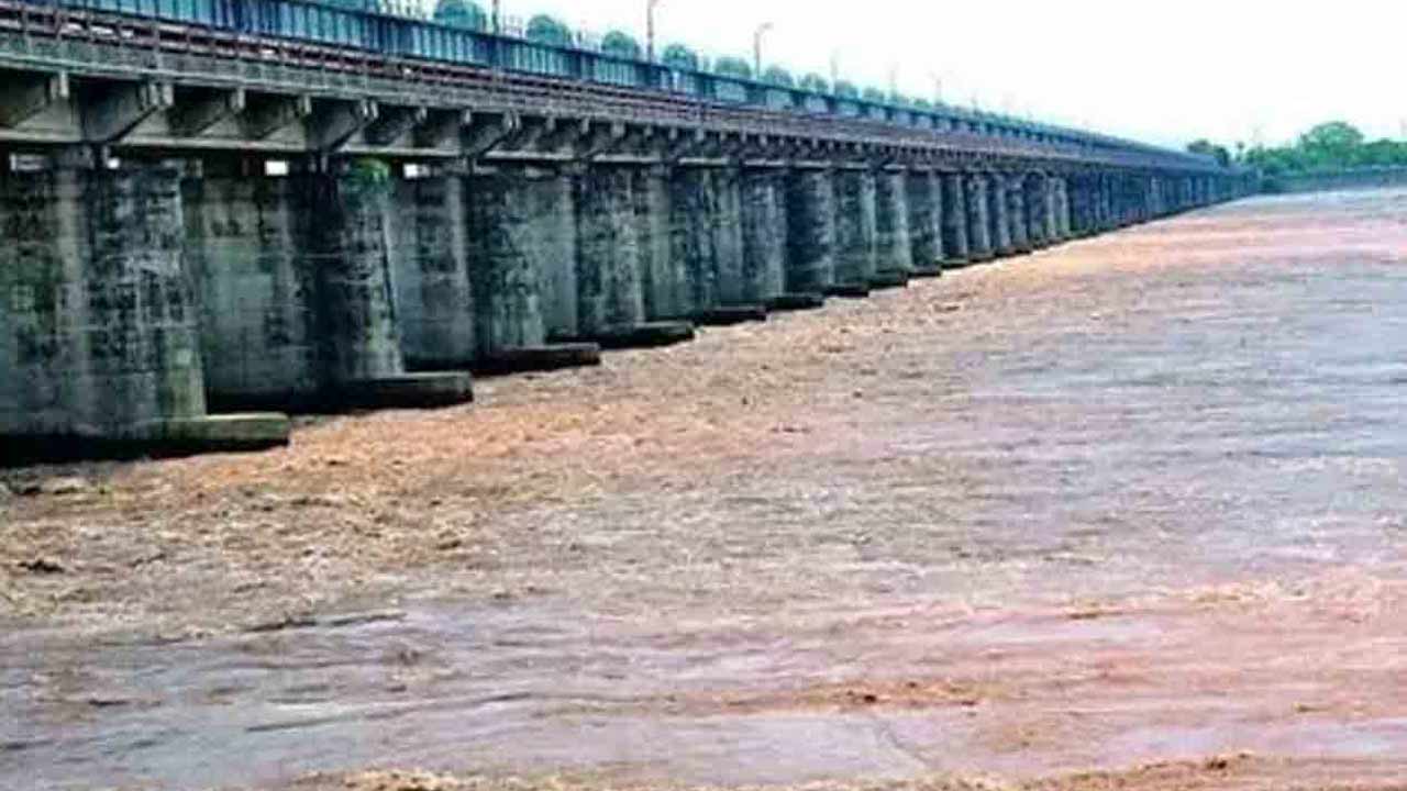 Dowleswaram Barrage: ధవళేశ్వరం బ్యారేజ్ వద్ద కొనసాగుతున్న మొదటి ప్రమాద హెచ్చరిక..