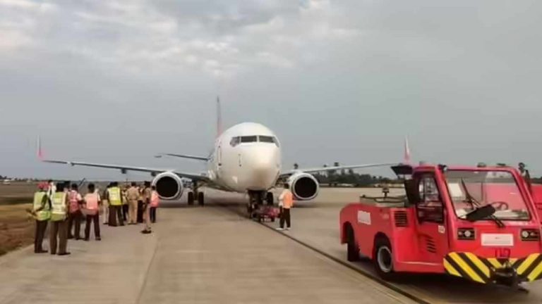 Gannavaram Airport: విజయవాడ – బెంగళూరు విమానానికి తప్పిన పెను ప్రమాదం..! 100 మంది ప్రయాణికులు సేఫ్‌..