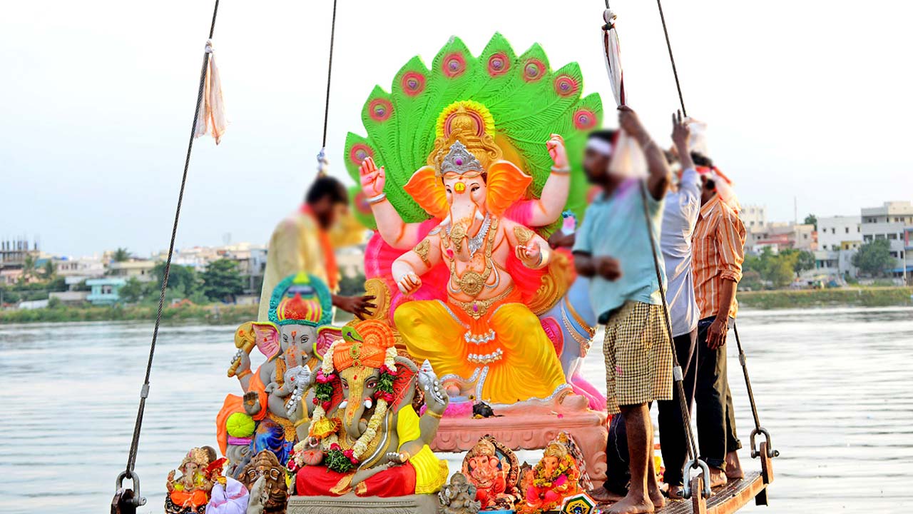 Ganpati Idols: గణేష్ విగ్రహాల నిమజ్జనం ఫోటోలు, వీడియోలు తీయడం, షేర్ చేయడంపై నిషేధం.. ఆదేశాలు జారీ